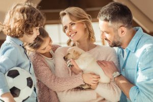 Familie med hundehvalp